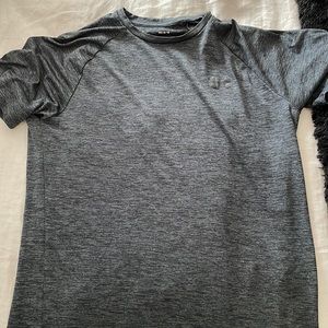 Gray UNDER ARMOR tee shirt
